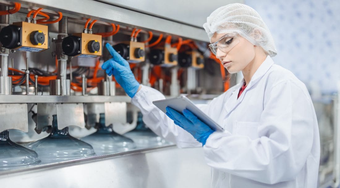 Análisis de datos en planta para optimizar la productividad de las máquinas industriales.