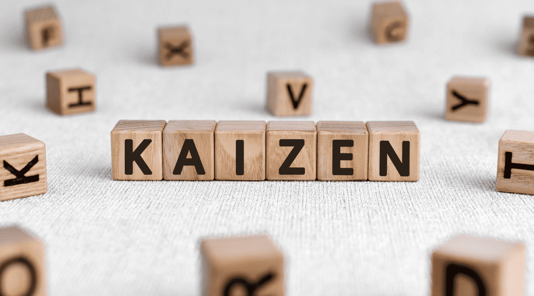Bloques de madera formando palabra Kaizen como símbolo de mejora continua y productividad empresarial con Resultae