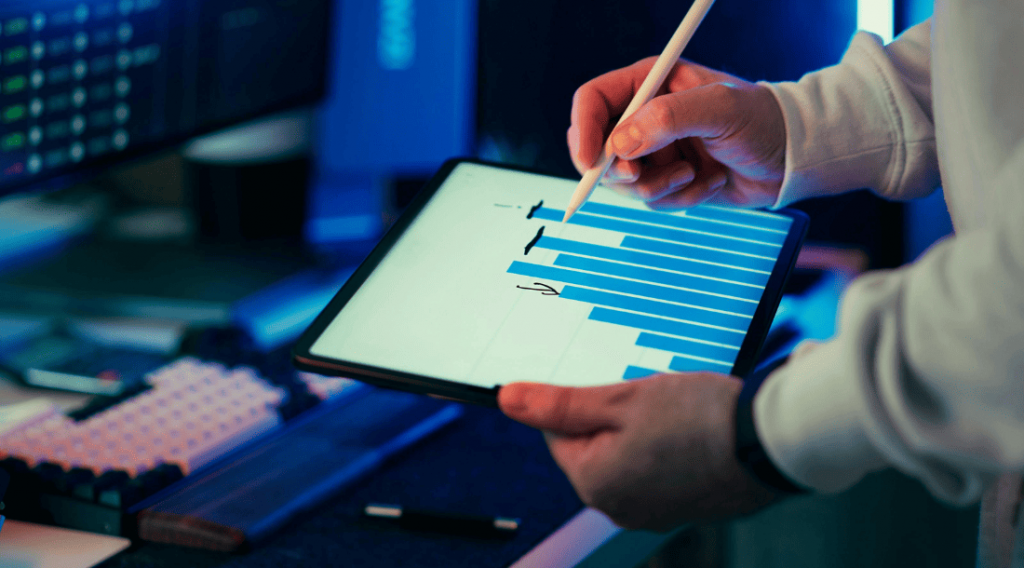 Persona revisando análisis de desperdicios en tablet para mejorar productividad y reducir costes industriales con apoyo de Resultae