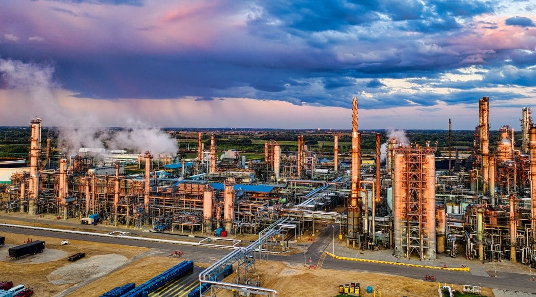 Planta industrial que ejemplifica cómo la industrialización mejora procesos en empresas, como promueve Resultae