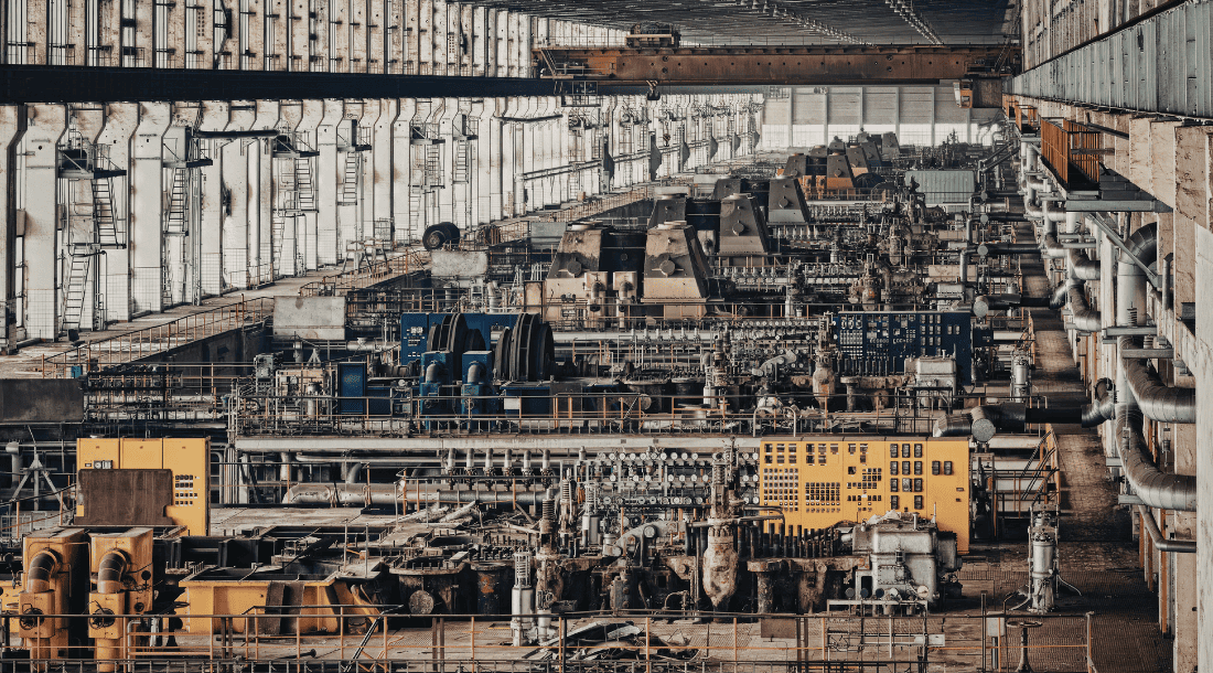 Sistema SMED aplicado en planta industrial para reducir tiempos de cambio en máquinas y mejorar productividad con apoyo de Resultae