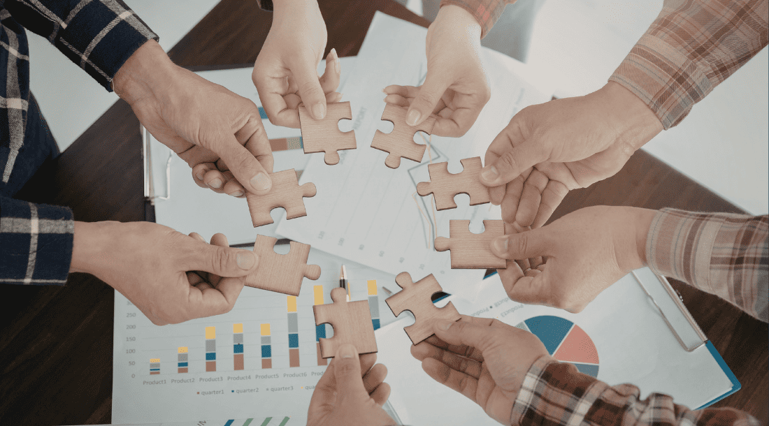 Equipo colaborando en estrategia organizativa para mejorar la productividad empresarial con metodología Resultae