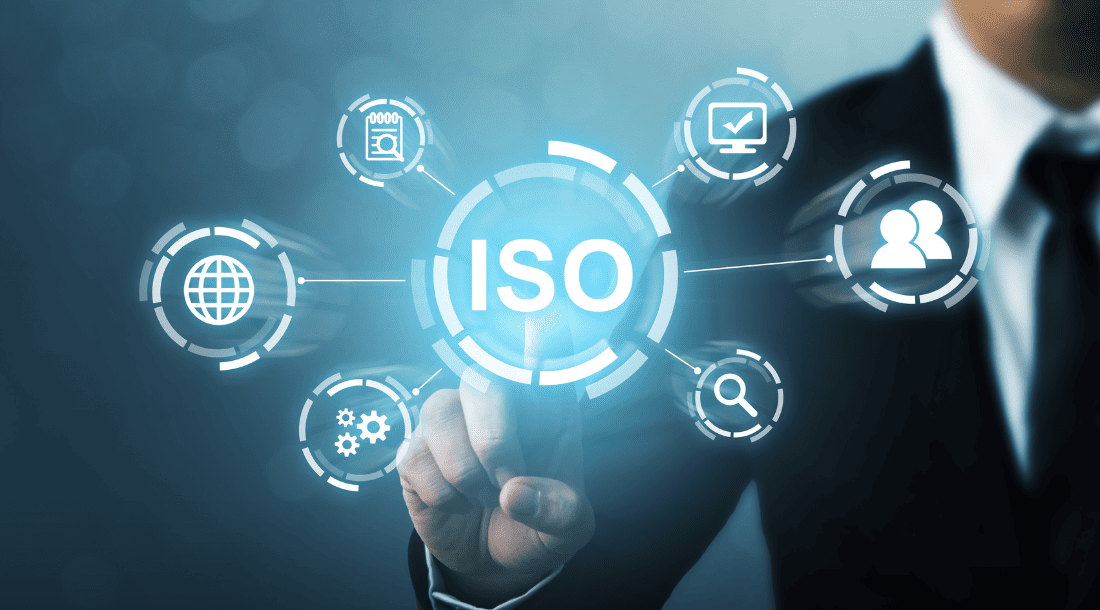 Ejecutivo interactuando con sistema digital ISO 9001 para mejorar procesos, calidad y rentabilidad empresarial con metodología Resultae