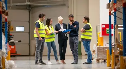 Profesionales industriales revisan la descripción de funciones, roles y responsabilidades en planta con el enfoque organizativo de Resultae