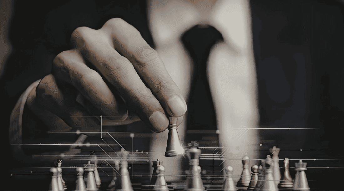 Mano moviendo pieza de ajedrez como estrategia empresarial para organizar empresa industrial y mejorar competitividad con Resultae
