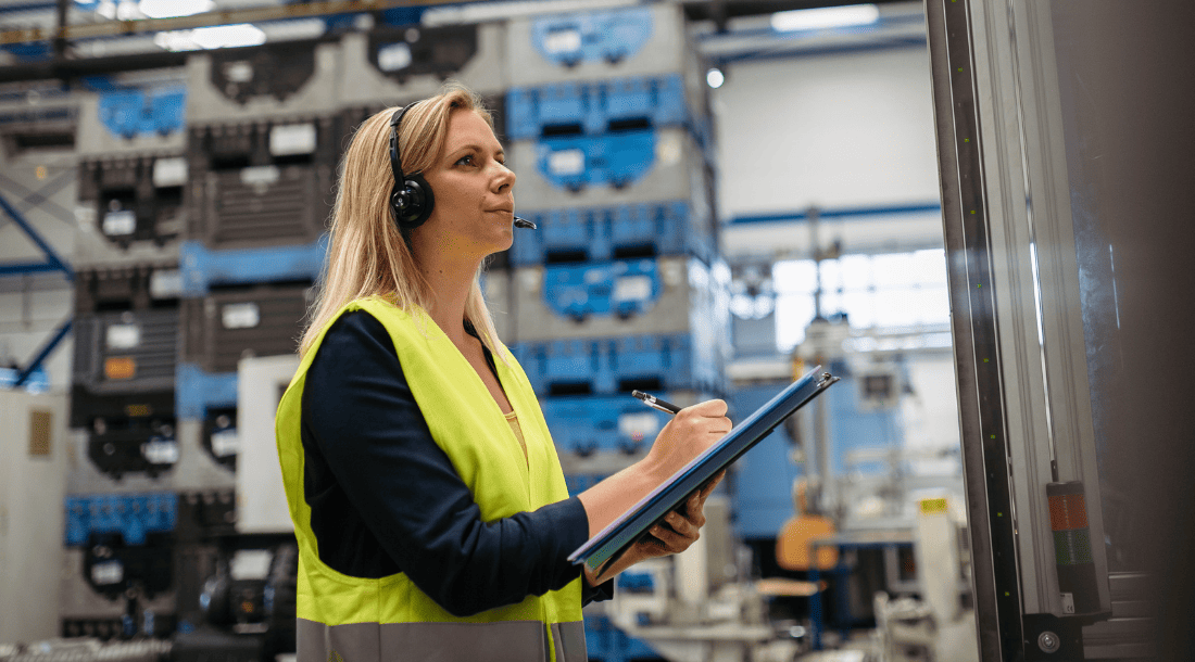 Técnica analizando procesos industriales con metodología Lean para mejorar la productividad empresarial con Resultae