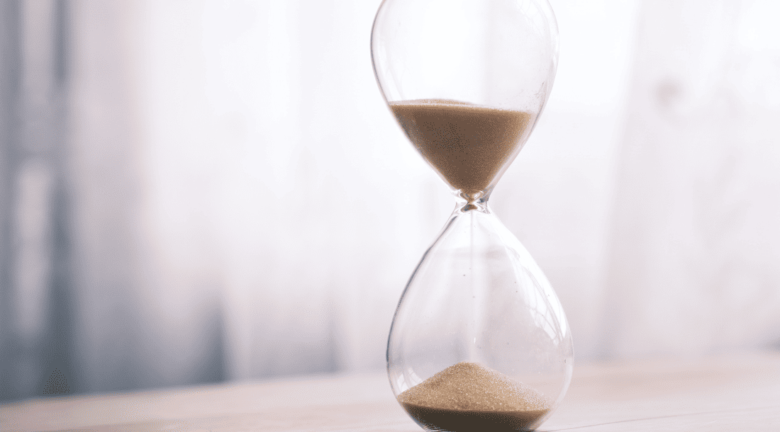 Reloj de arena representando la optimización del tiempo en procesos productivos con metodología de Resultae