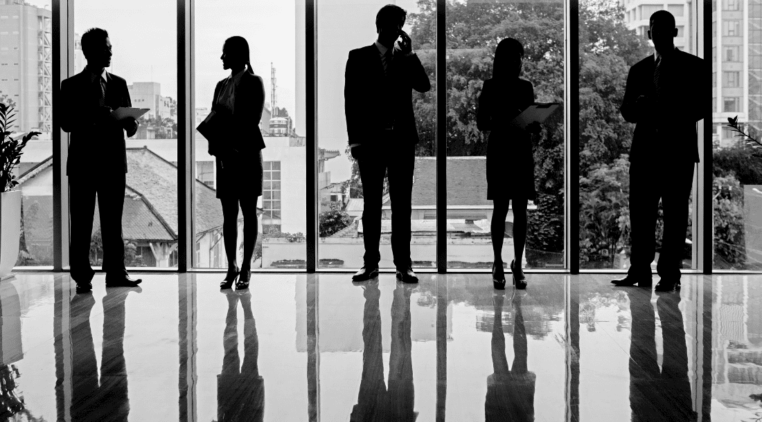 equipo directivo analizando reestructuración de empresas y estrategia operativa para superar crisis con apoyo de Resultae