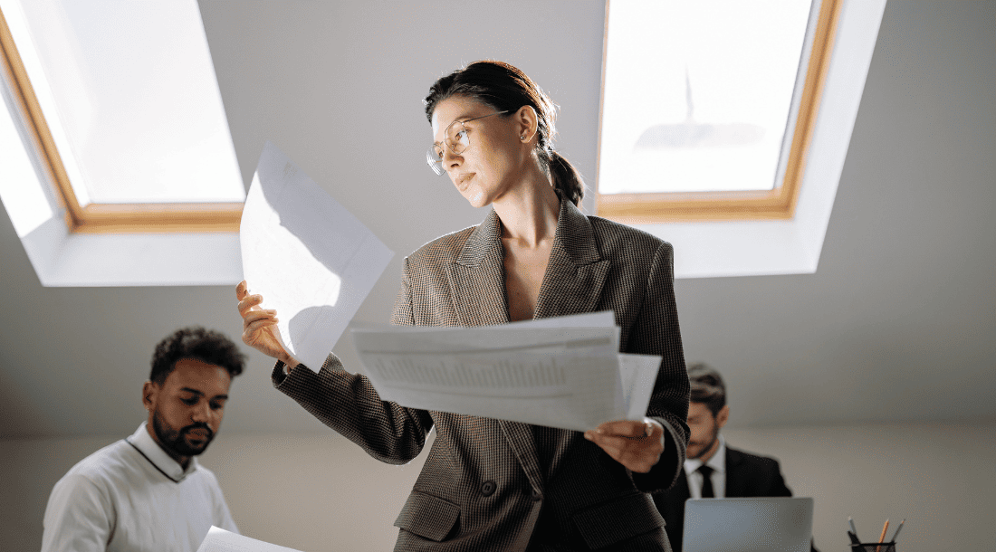 Equipo directivo analizando documentos para mejorar la flexibilidad organizacional y productividad con Resultae