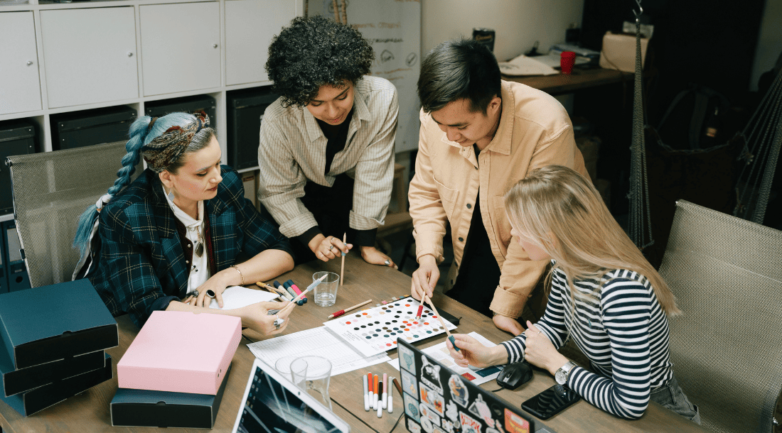 Equipo organizando una reunión de trabajo eficaz con planificación y productividad empresarial optimizada por Resultae