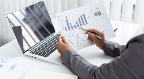 Profesional analizando datos clave para mejorar la flexibilidad organizacional con el enfoque de Resultae