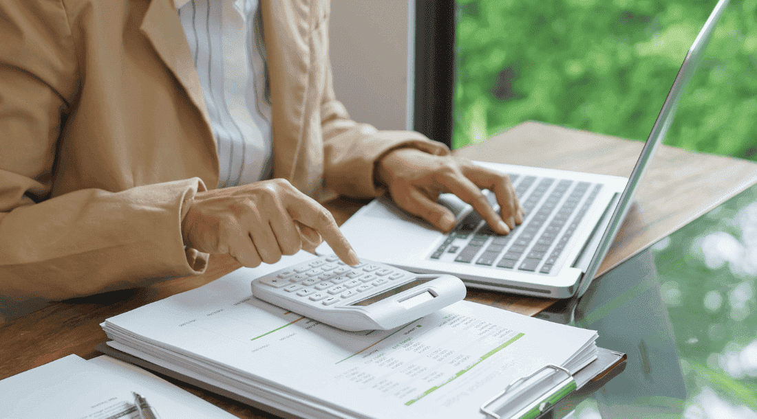 Profesional calculando costes de fabricación en empresa industrial para mejorar productividad y rentabilidad con Resultae