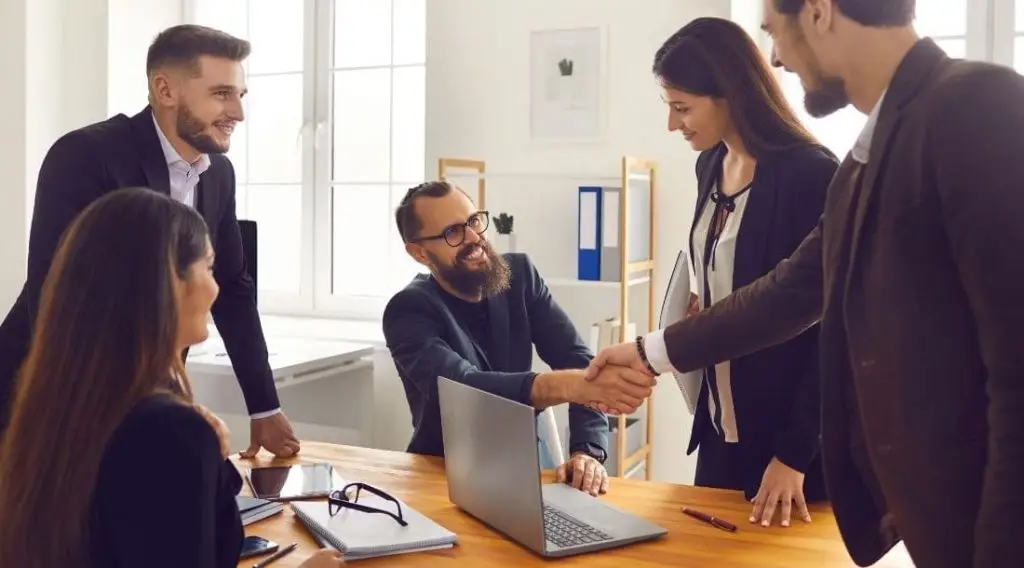 Equipo de trabajo aplicando los 4 pasos MVO para vender más en una reunión estratégica, según el modelo de gestión de Resultae