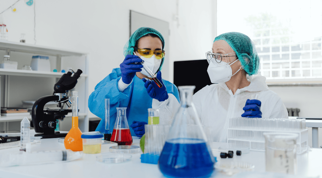 Equipo técnico en laboratorio químico optimizando procesos logísticos y de calidad con consultoría de Resultae en industria química