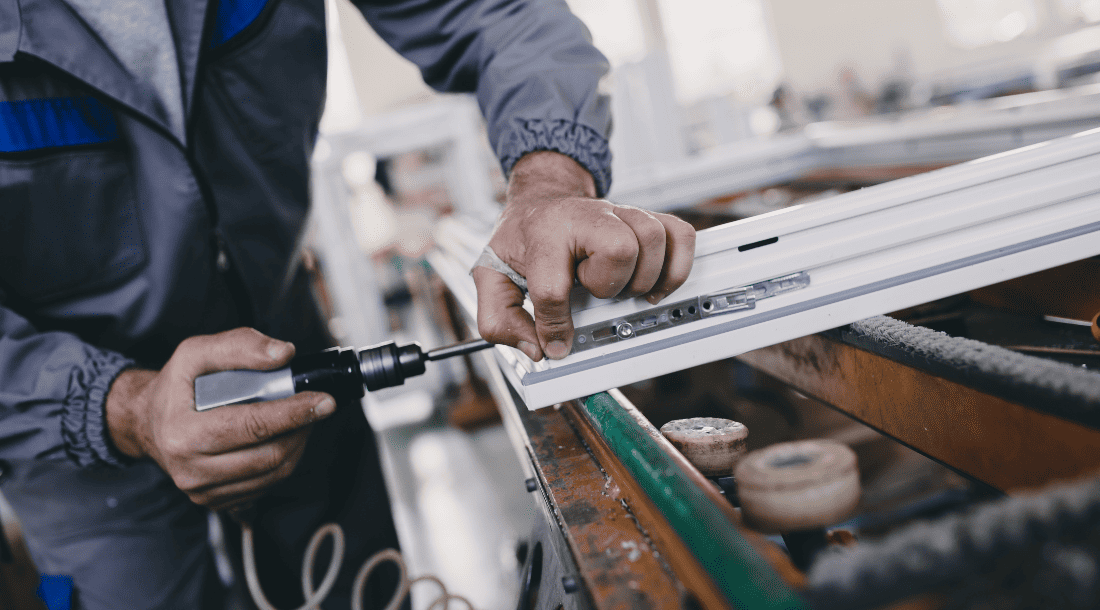El trabajo estandarizado permite mejorar la productividad y reducir la variabilidad en procesos industriales.
