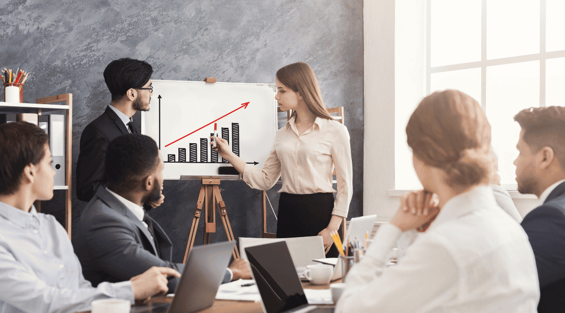 Equipo aplicando Kaizen mejora continua Lean en reunión estratégica con gráficos de crecimiento – metodología Resultae