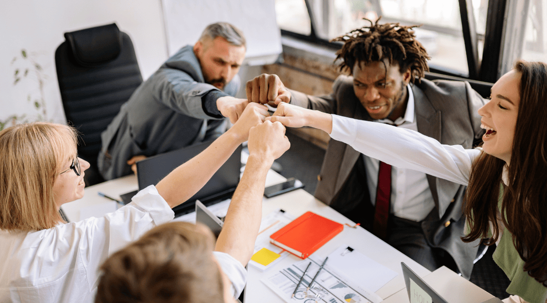 equipo directivo colaborando en la resolucion de problemas con enfoque Resultae