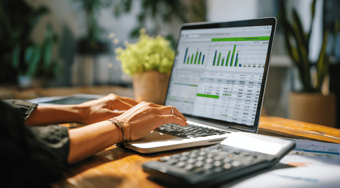 análisis AMFE en portátil con datos de calidad y procesos industriales optimizados por Resultae