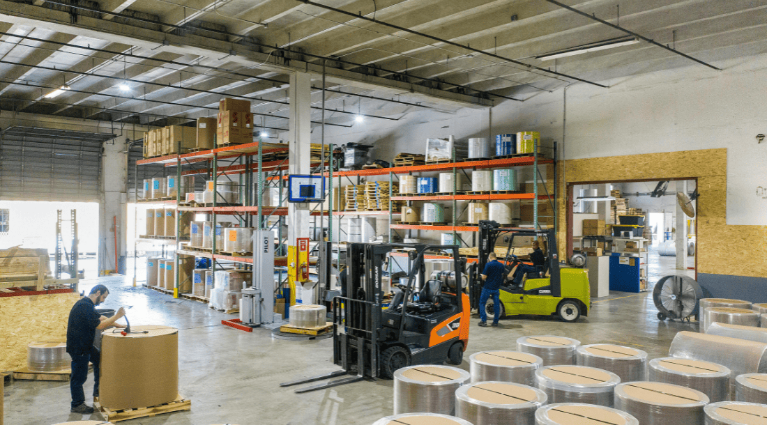 La consultoría de operaciones impulsa la productividad empresarial mediante procesos logísticos eficientes y control operativo.