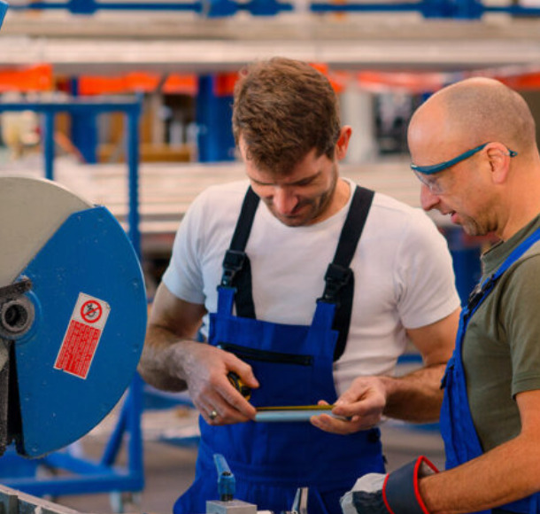 personas planificando estrategía de productos