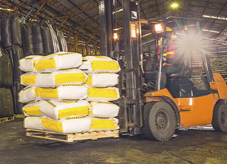 carretilla trabajando en nave industrial